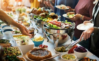 Người mẹ đáng khinh dạy 2 con song sinh cách gian lận để ăn quỵt tiệc buffet