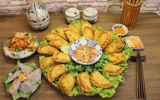 Mẹ đảm Hà Nội trổ tài làm bánh gối vàng ruộm, giòn tan, thơm ngon và hấp dẫn