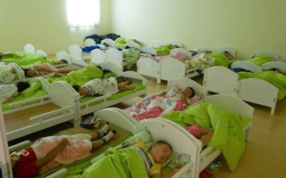 Cô giáo đăng bức ảnh học sinh ngủ trưa vào nhóm chung, huyết áp phụ huynh tăng vọt, ngay lập tức đòi giải thích