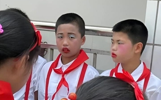Bức ảnh nhóm học sinh diễn văn nghệ khiến người nghiêm túc nhất cũng phải phì cười: Bao ký ức tuổi thơ ùa về!