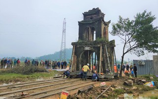 "Thần đèn" di dời cổng đền hàng trăm năm tuổi ở Hà Tĩnh