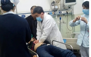 Người đàn ông đột tử sau khi ngồi liên tục 50 giờ, bác sĩ cảnh báo 5 dấu hiệu xuất hiện cục máu đông