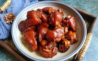Cách làm móng giò kho tộ đậm đà đưa cơm