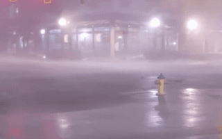 Toàn cảnh siêu bão Milton đổ bộ Florida (Mỹ): Diễn biến bão bất ngờ thay đổi liên tục, suy yếu thành bão cấp 1 sau nhiều tiếng "càn quét"