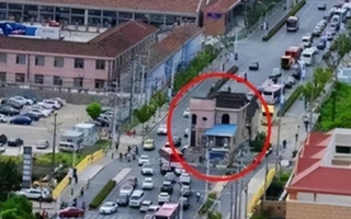 Chê 8 tỷ đền bù, người đàn ông bám trụ trong căn nhà trơ trọi giữa đường quốc lộ: 14 năm sau ngậm ngùi rời đi vì 1 lý do