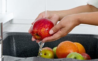 Rửa trái cây có loại bỏ được thuốc trừ sâu?