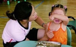 Đóng gần 3 triệu tiền ăn/tháng cho con rồi tình cờ phát hiện dòng trạng thái trên MXH của cô canteen, phụ huynh đồng loạt nổi giận
