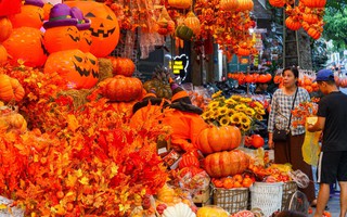 Đồ chơi Halloween ngập tràn, phố cổ Hà Nội trở nên ma mị