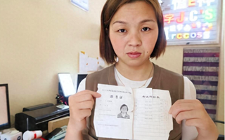 Ra đời bươn chải vì trượt đại học, 12 năm sau đến ngân hàng vay tiền, nhân viên từ chối vì kê sai thông tin: Cô đã tốt nghiệp đại học
