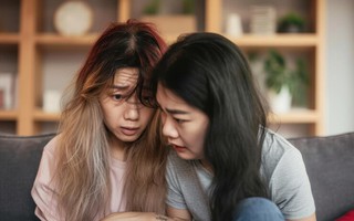 Nửa đêm nghe tiếng chuông cửa, tôi kiểm tra camera thì giật mình khi thấy người phụ nữ tóc tai rối bù đứng trước cổng kêu cứu