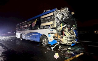 Bình Thuận: Tai nạn trong đêm khiến đầu xe khách biến dạng, phụ xe đứt nửa cánh tay