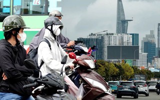 Thời tiết TP.HCM bất ngờ âm u se lạnh, người dân háo hức mặc áo khoác ra đường
