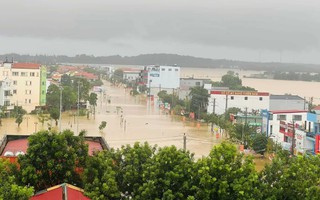 Hơn 15.000 ngôi nhà ở Quảng Bình ngập sâu trong nước, người dân trắng đêm chạy lũ