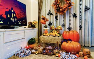 Hai em bé yêu thế giới lung linh, đầy bí ẩn ngày Halloween, mẹ chiều chuộng trang trí góc nhà cực lộng lẫy