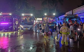 Đang đi tàu hỏa, hơn 300 hành khách bất ngờ được "bốc" sang ô tô