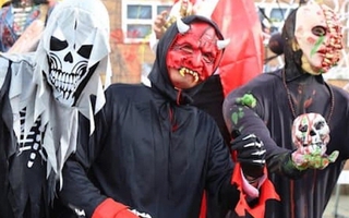 "Con tôi khóc cả đêm sau khi tham gia lễ hội Halloween ở trường"