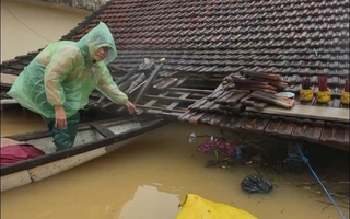 CHUYỆN BI THƯƠNG: Mẹ mất, con đặt quan tài trên gác mái trong dòng lũ chờ đưa tang