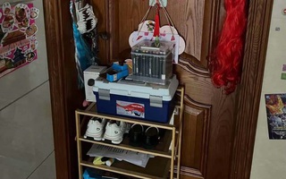 Bức ảnh khiến dân mạng tranh cãi nảy lửa: Nếu dắt con đến nhà ai chơi mà thấy cảnh này, tôi sẽ rất xấu hổ!