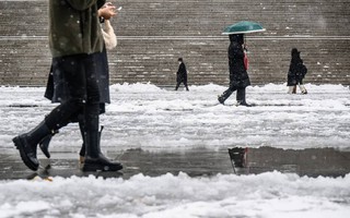 Ngày thứ 2 vật lộn trong "thảm hoạ" tuyết trắng lịch sử tại Seoul: Giật mình với những con số