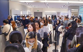 Đông nghịt người 'săn' hàng hiệu giữa trưa, đợi cả tiếng mới được thanh toán