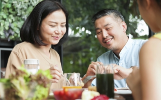 Từng khóc ròng vì 8 cái đám giỗ mỗi năm ở nhà chồng, tôi bất ngờ tìm ra cách "quẳng" được áp lực mà vẫn lo tươm tất mọi việc