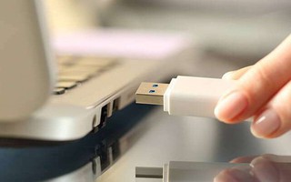 Gần 2025 rồi mà vẫn dùng USB để lưu công việc thì quả là lỗi thời