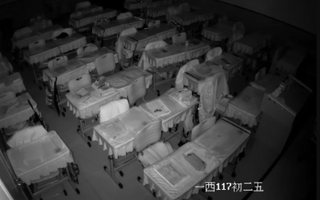 Bóng sáng mập mờ trong một lớp học lúc 5h sáng khiến nhiều người nổi da gà, sau đó lại lén lau nước mắt