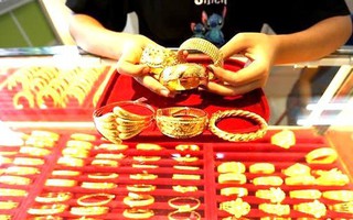 Người phụ nữ hoảng loạn gom hết vàng trong nhà đi bán sau khi nghe điện thoại