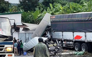 Hiện trường tai nạn liên hoàn nghiêm trọng, ô tô lao vào nhà dân ở Khánh Hoà