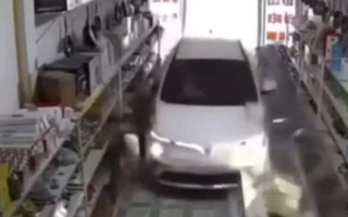 Lời khai của người điều khiển xe ô tô tông vào nhà dân khiến bé gái 17 tháng tuổi tử vong