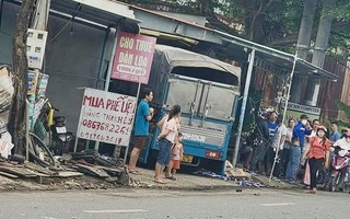 Xe tải lao vào nhà dân sau va chạm với ô tô chở công nhân khiến 2 người tử vong