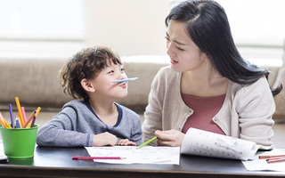 Mệt rã rời vì suốt ngày phải nhắc con học bài, tôi quyết định thử dùng công nghệ xem sao: Kết quả thật bất ngờ!