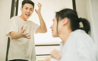 Thấy chồng vừa nhắn tin vừa tủm tỉm cười, tôi sinh nghi nên quyết tìm hiểu lý do, kết quả xấu hổ đỏ mặt