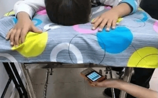 Bức ảnh tại một phòng khám bị rò rỉ khiến netizen phẫn nộ: Phụ huynh thế này, không sớm thì muộn cũng xảy ra bi kịch