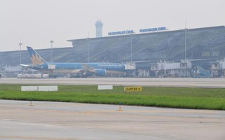 Hà Nội mây mù dày đặc, các chuyến bay cất - hạ cánh thế nào?