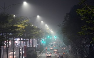 Không khí về đêm ở Hà Nội mù mịt trong lớp sương dày đặc, mờ ảo như Sapa