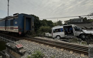 Ôtô 16 chỗ bị tàu hỏa tông, 8 người nhập viện