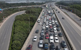 Người dân trở lại Hà Nội sớm, cao tốc Pháp Vân - Cầu Giẽ kẹt cứng