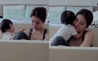Giả vờ ngủ, Mẫn Tiên bất ngờ vì hành động của con trai, hóa ra có niềm hạnh phúc không thể diễn tả bằng lời!