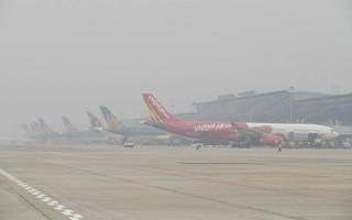 Gần 100 chuyến bay "bất động" trong sương mù ở Nội Bài