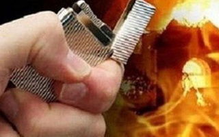 Đổ xăng lên đầu tình địch, châm lửa đốt giữa quán bia