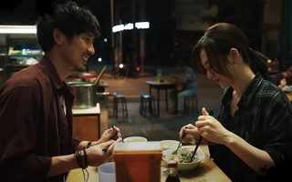 Nhờ hiệu ứng của Mai, quán mì gia truyền mở xuyên đêm nay trở nên đông nghịt, bán luôn tay không ngừng