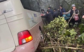 Xe khách chở gần 30 cán bộ hưu trí lao xuống vực đầy sương mù ở Tam Đảo