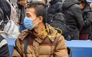 Nam thanh niên quần áo xuề xòa, ngồi chờ tàu về quê ăn Tết, nhưng biết danh tính thì ai cũng sững sờ