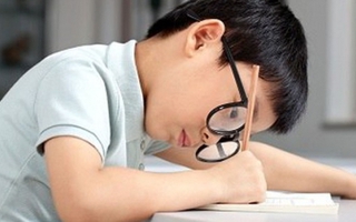 Tại sao cần cho trẻ khám mắt trước khi đi học?