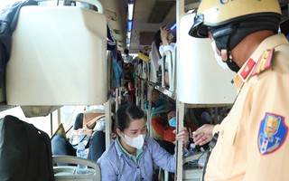 Nghẹt thở xe 40 chỗ "nhồi" 64 người