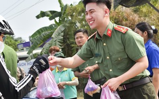 "Mấy anh ra vẫy tay cũng hơi sợ, nhưng đâu biết được quà bất ngờ, vui quá xá!"