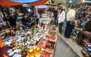 Dạo bước chợ Tết kỳ lạ đất Hà thành ngắm đồ 'thời ông bà anh'