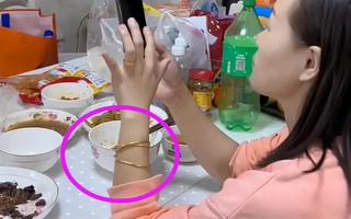 Tặng mẹ trang sức vàng mừng sinh nhật, cô gái chạnh lòng khi phát hiện tâm ý của mình lại nằm trên tay chị dâu