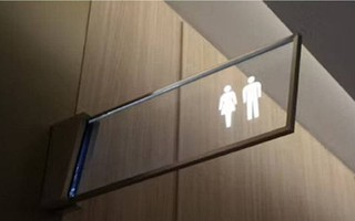 Vào nhầm nhà vệ sinh nữ 10 giây, nam nhân viên bị đuổi việc